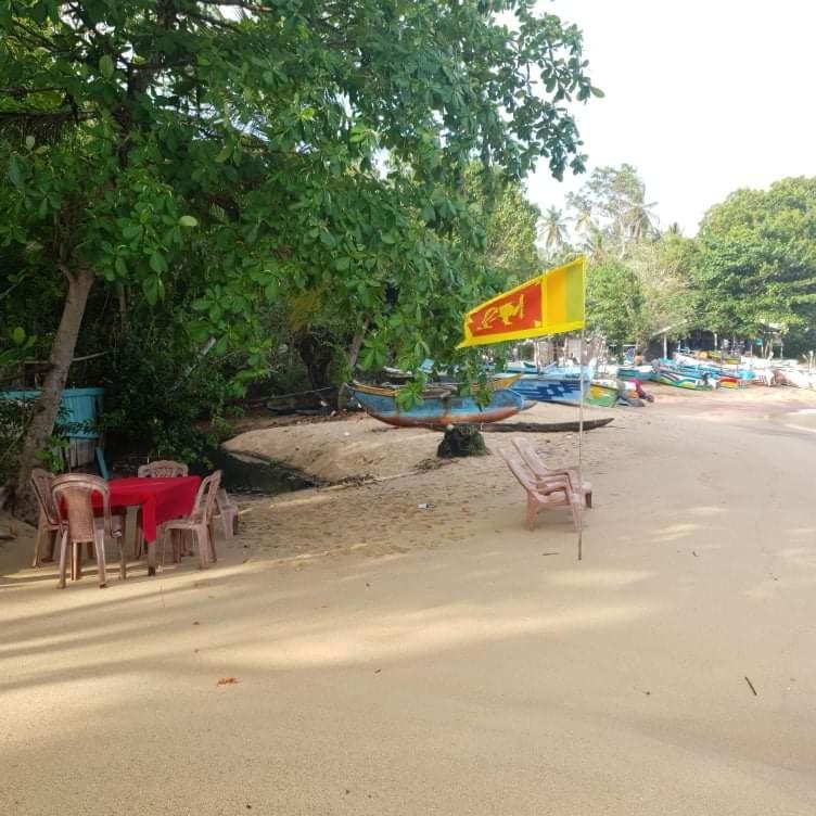 Moon River Surf Beach Cabana Bed and Breakfast Tangalle Buitenkant foto